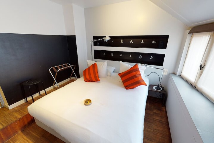 Room 33 of 61