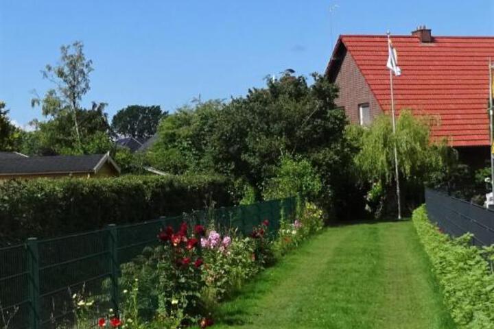 Ferienhaus Eulenhaus im urigen Garten