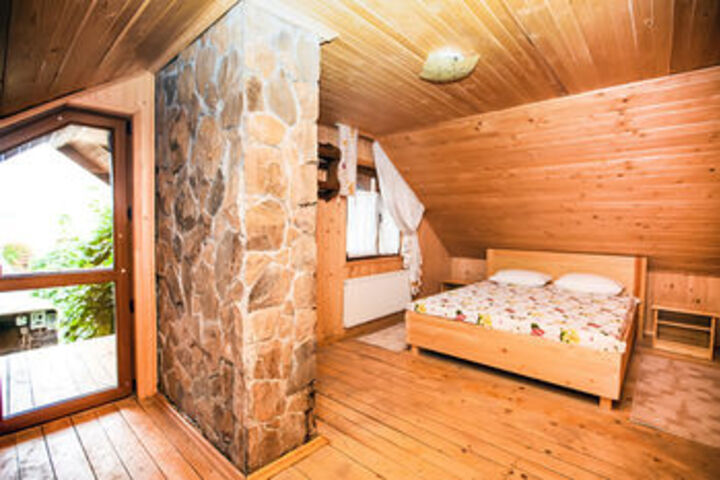 Room 10 of 28