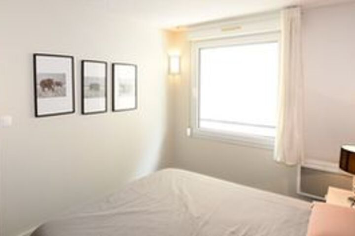 Room 6 of 12