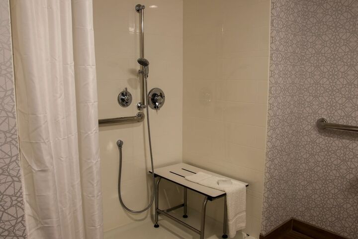 2 Queen Beds Hearing Accessible (12 of 14)