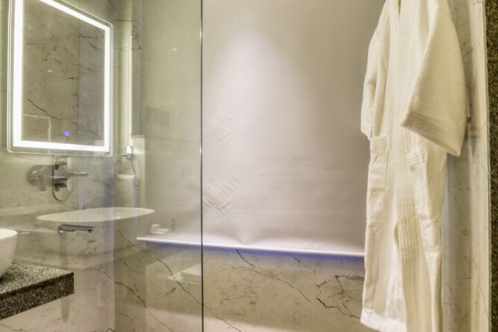 Room 25 of 38