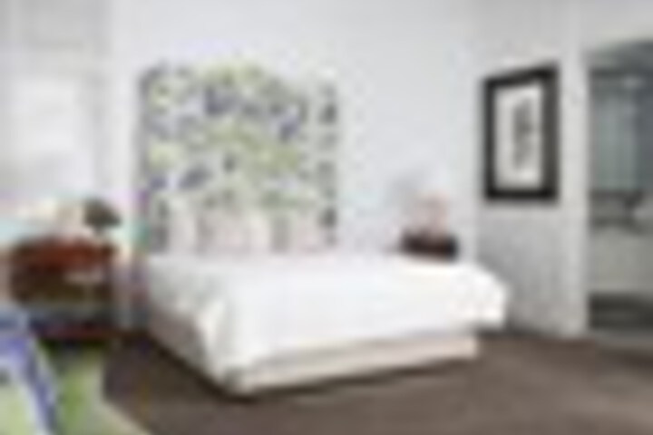 Room 53 of 117