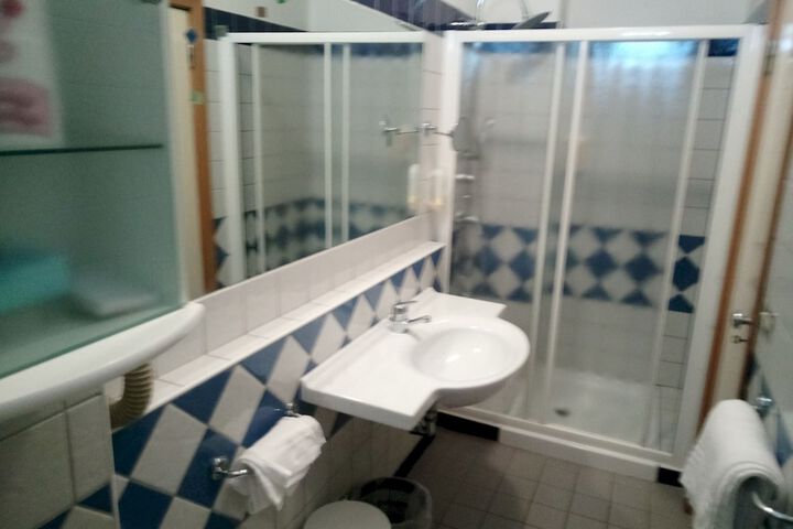 Room 8 of 40
