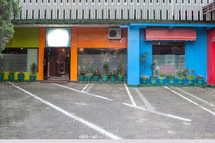 RedDoorz Plus near Riau Street