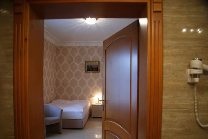 Room 17 of 38