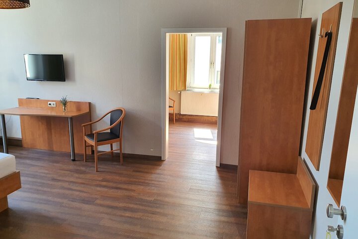 Room 6 of 9