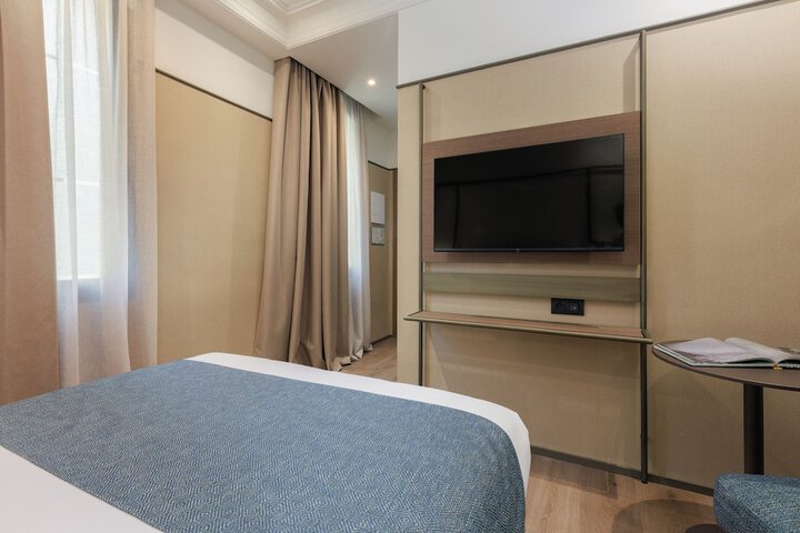 Room 12 of 103