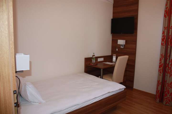 Room 7 of 19
