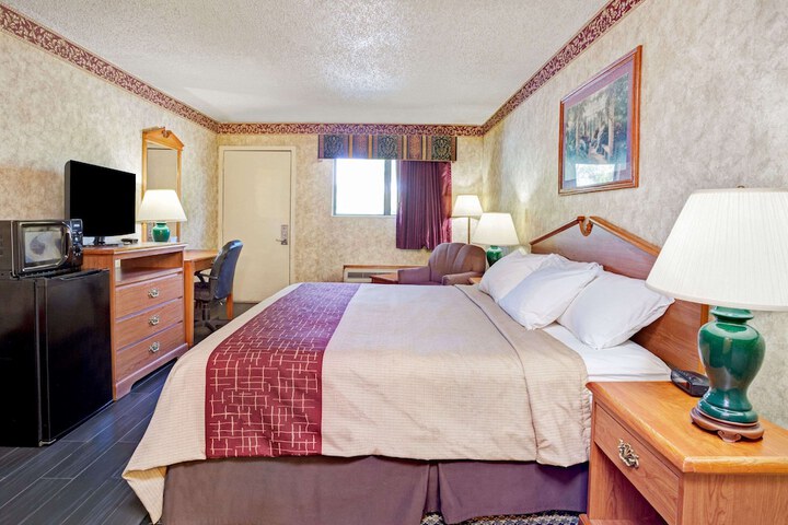 1 King Bed (5 of 6)