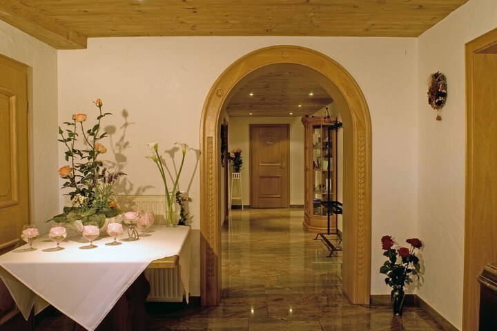 Ballroom/Hall 17 of 23