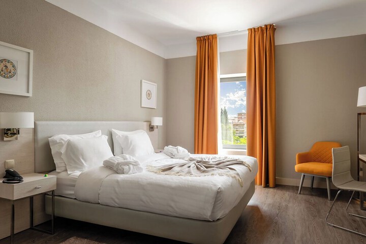 Room 25 of 77