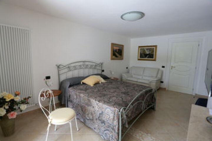 Room 10 of 14