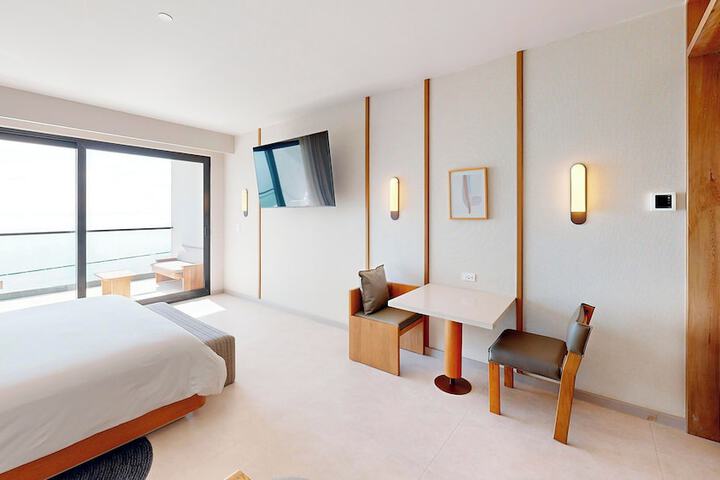 Room 16 of 136