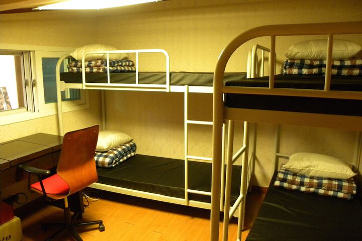Room 7 of 16
