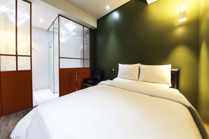 Room 13 of 35