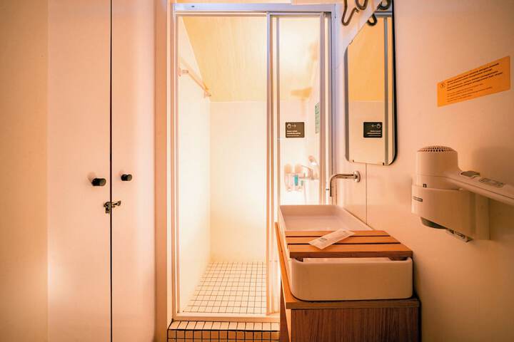 Room 21 of 42