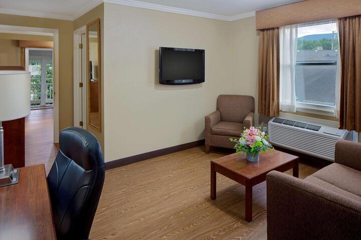 Suite 2 King Beds (4 of 4)