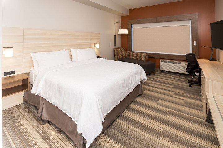 1 King Bed (7 of 17)
