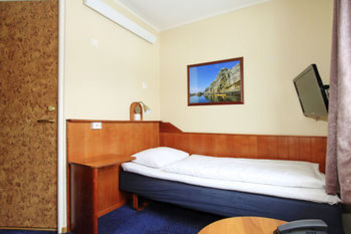 Room 10 of 38