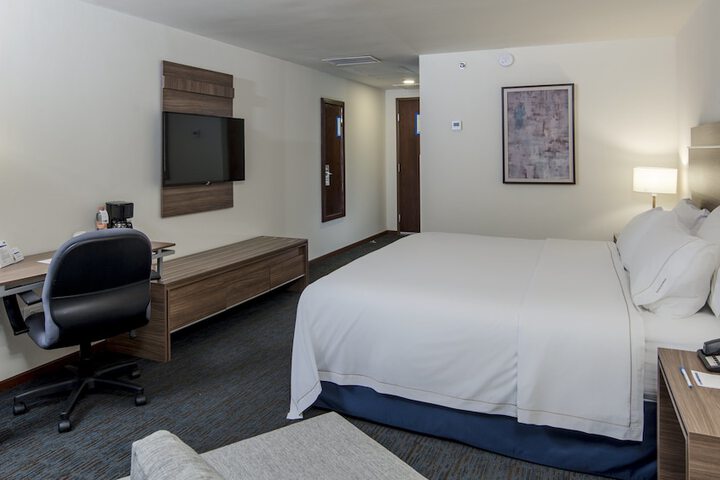 Room 5 of 100