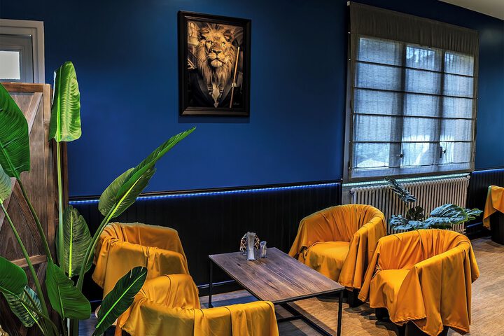 Lounge 45 of 53