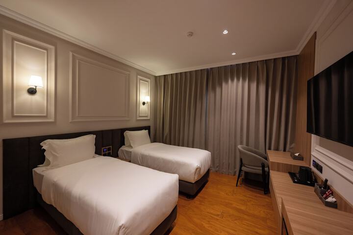 Room 15 of 37