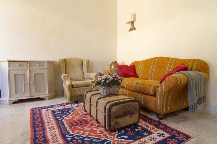 Lounge 54 of 85
