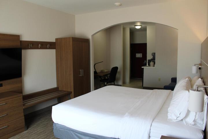 1 King Bed (8 of 9)