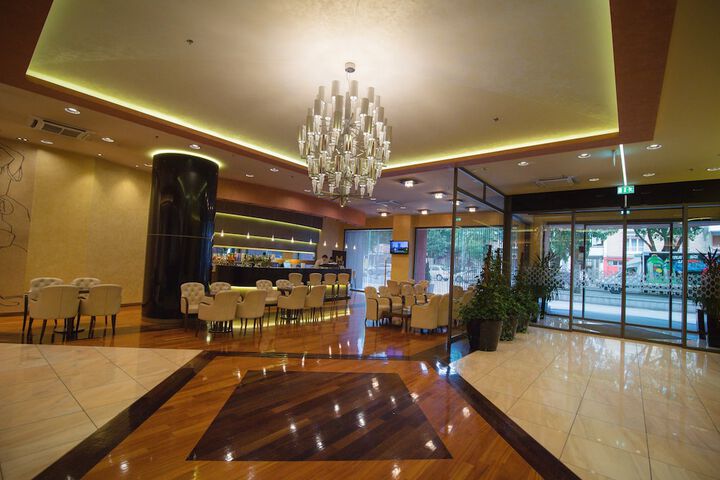 Lounge 126 of 146