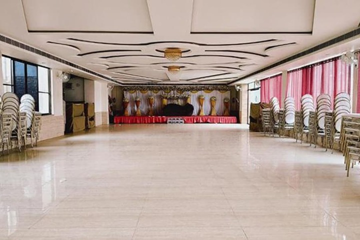 Ballroom/Hall 17 of 18