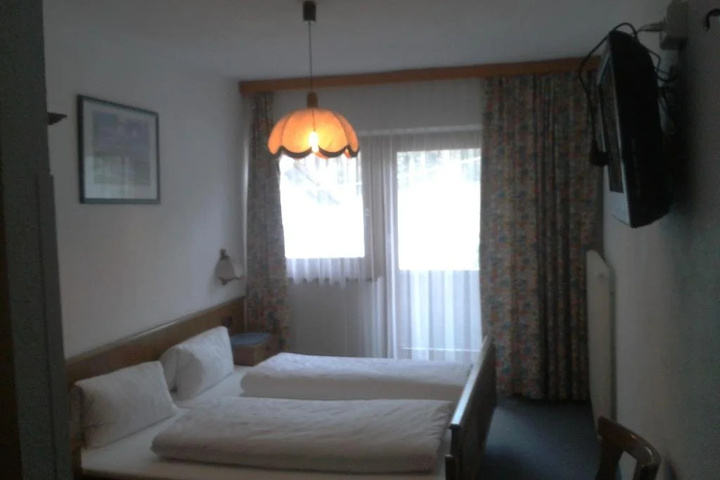 Room 10 of 16