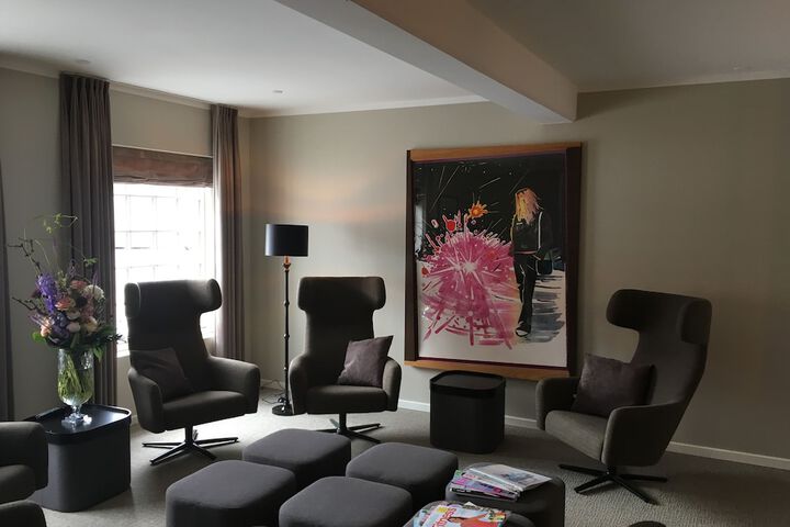 Lounge 31 of 53