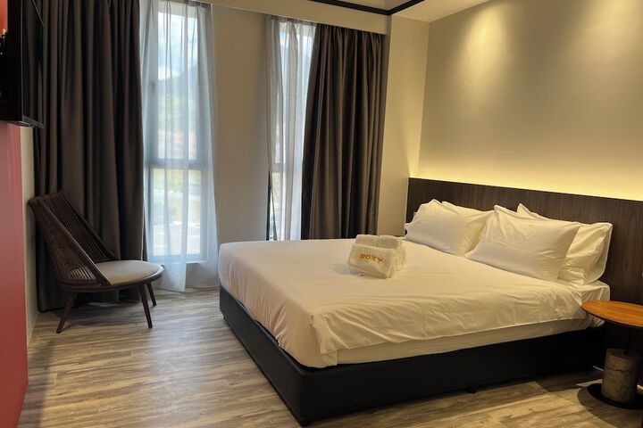 Room 4 of 9