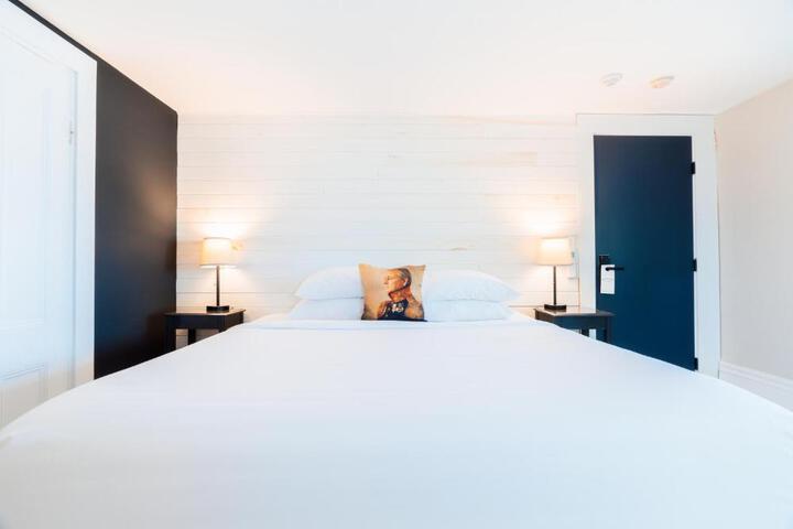 1 Queen Bed (2 of 11)