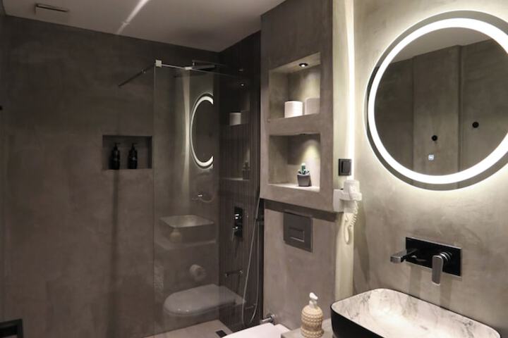 Room 33 of 60
