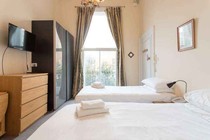 Room 4 of 371