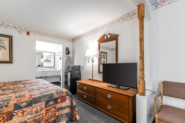 1 King Bed (4 of 7)