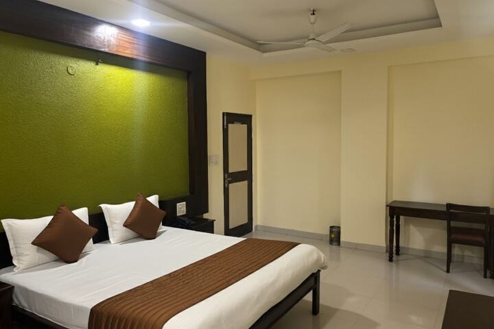 Room 5 of 28