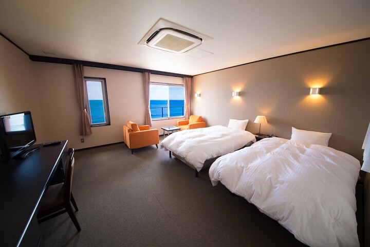 Room 8 of 25