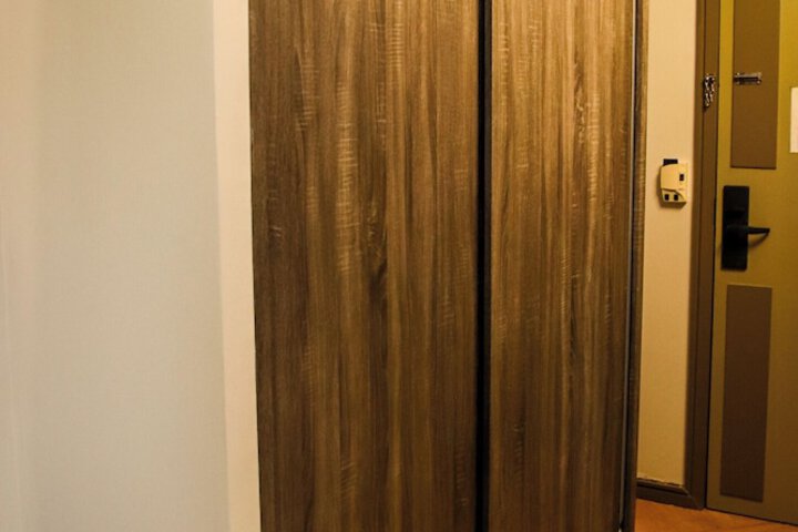 Room 37 of 100