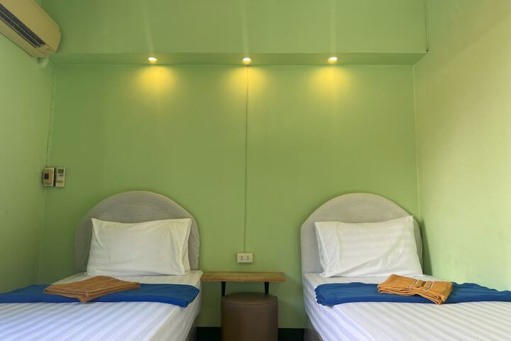 Room 33 of 49