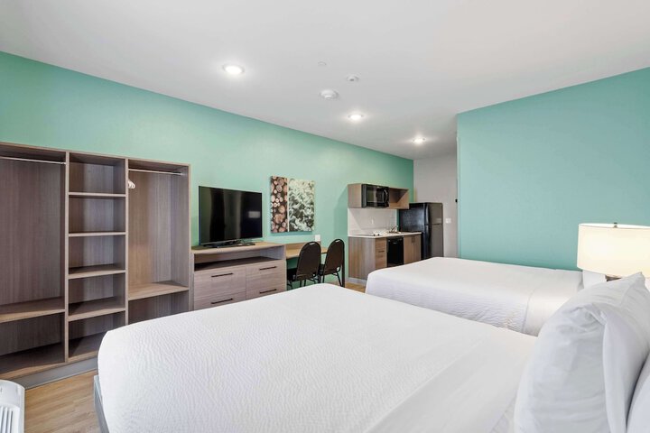 1 Queen Bed Accessible Bathtub with Grab Bars (2 of 21)