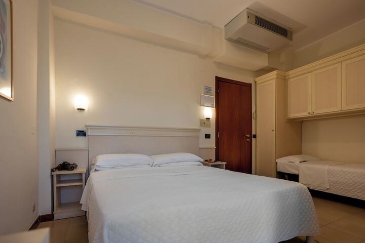 Room 28 of 48