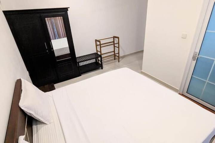 Room 3 of 10