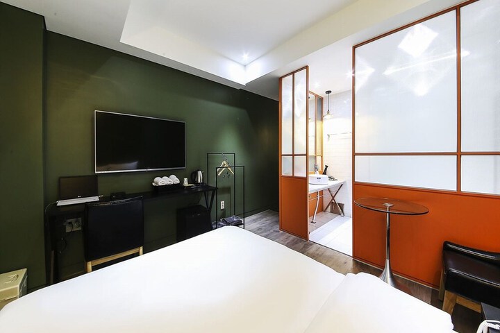 Room 17 of 35