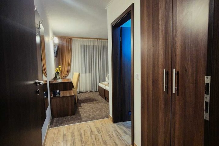 Room 33 of 90