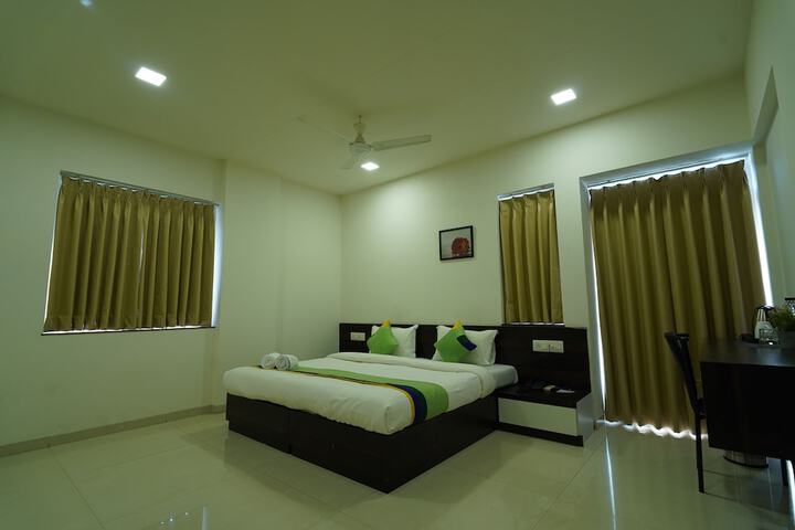 Room 5 of 16
