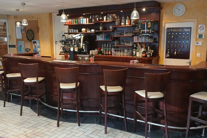 Lounge 6 of 7