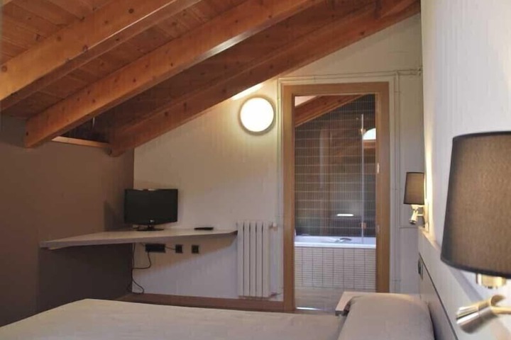 Room 3 of 34